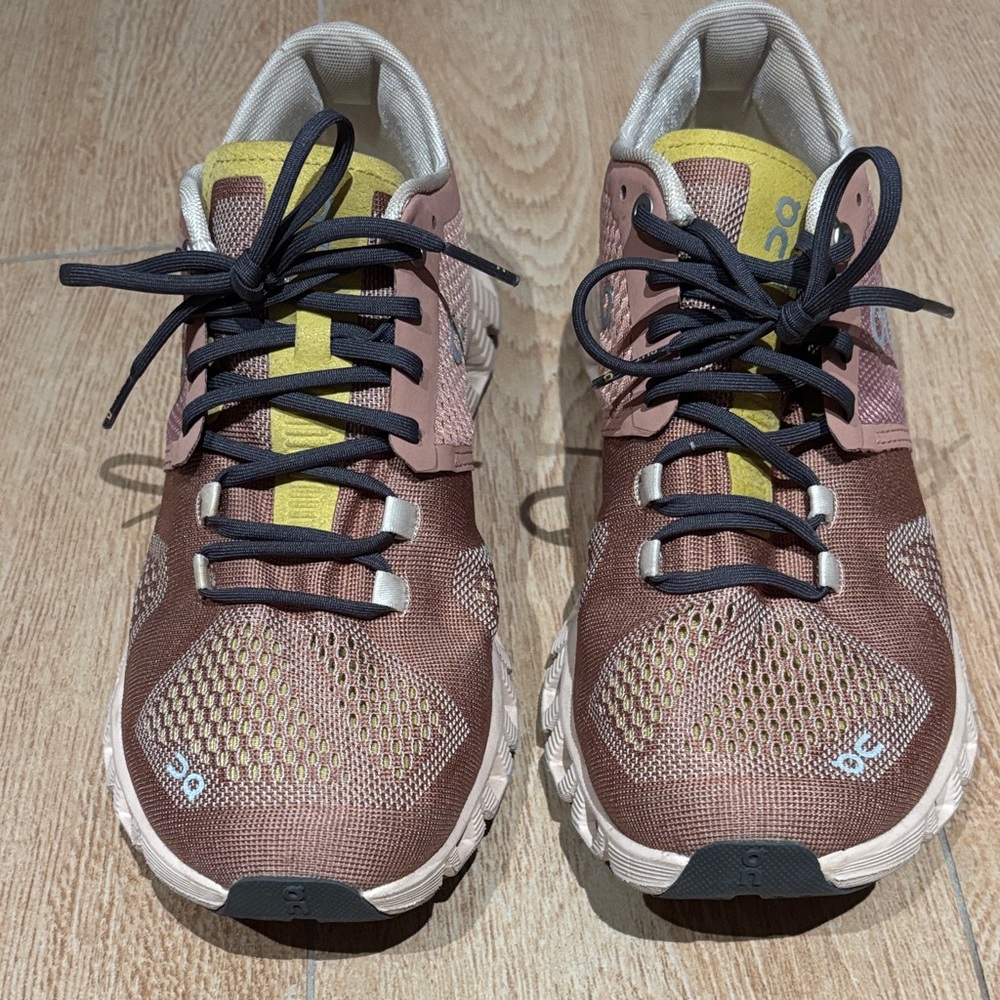 On Cloud Running Sneakers- Excellent Preowned Condition